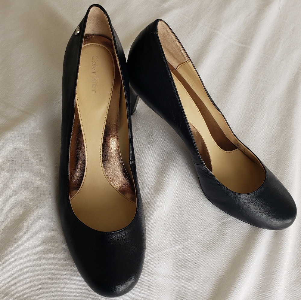 NWOT Calvin Klein leather navy round toe 3" pumps.